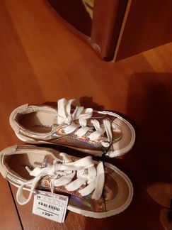 Кроссовки новые,доя девочки 28 размер